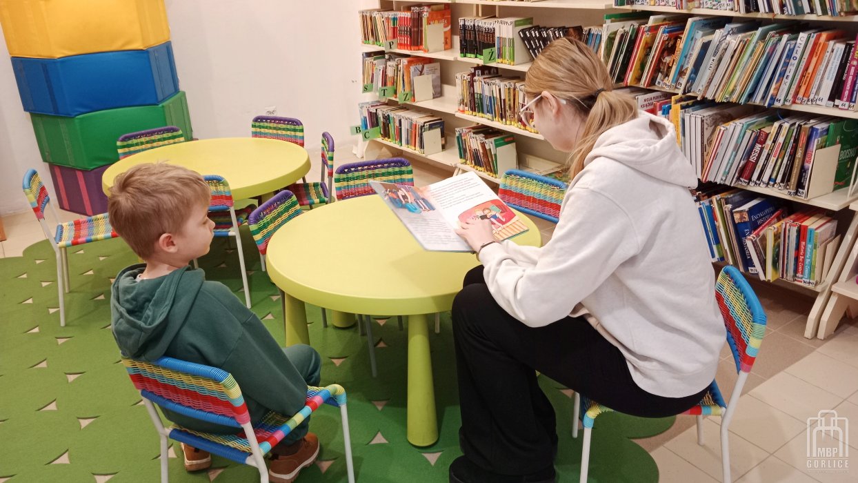 Biblioteka Gorlice, Ferie w bibliotece Bibliotekarka czyta opowiadanie